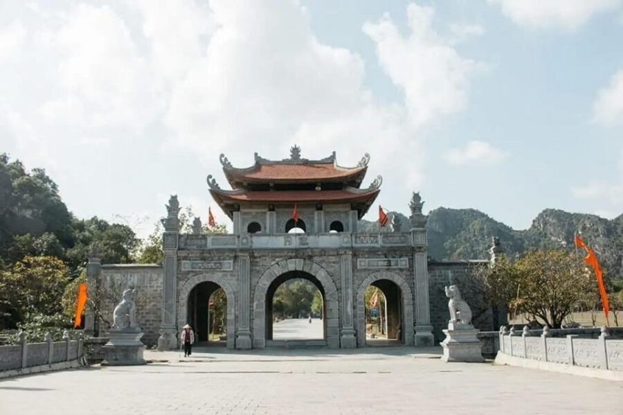 HA NOI: HOA LU – TAM COC – MUA CAVE 1 DAY TRIP BY LIMOUSINE