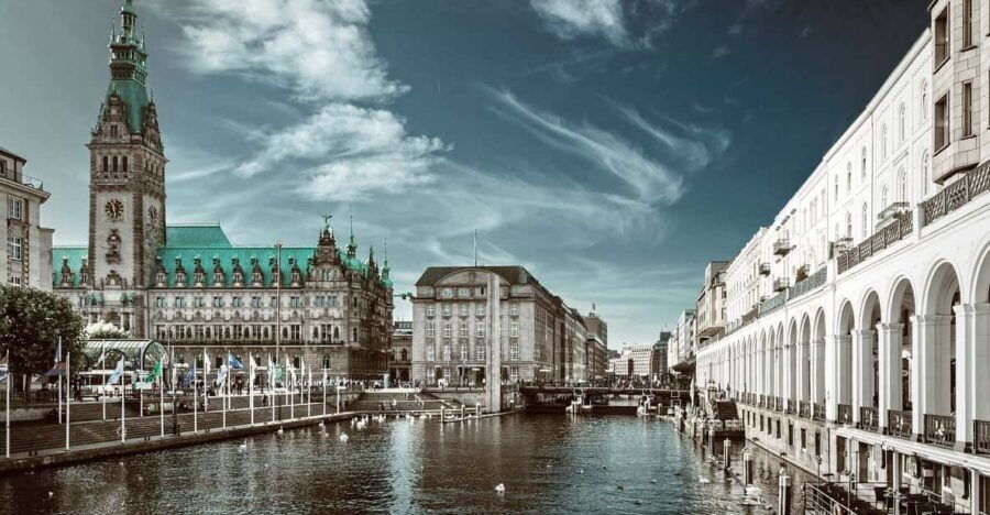 Hamburg – Old Town: Modern Scavenger Hunt