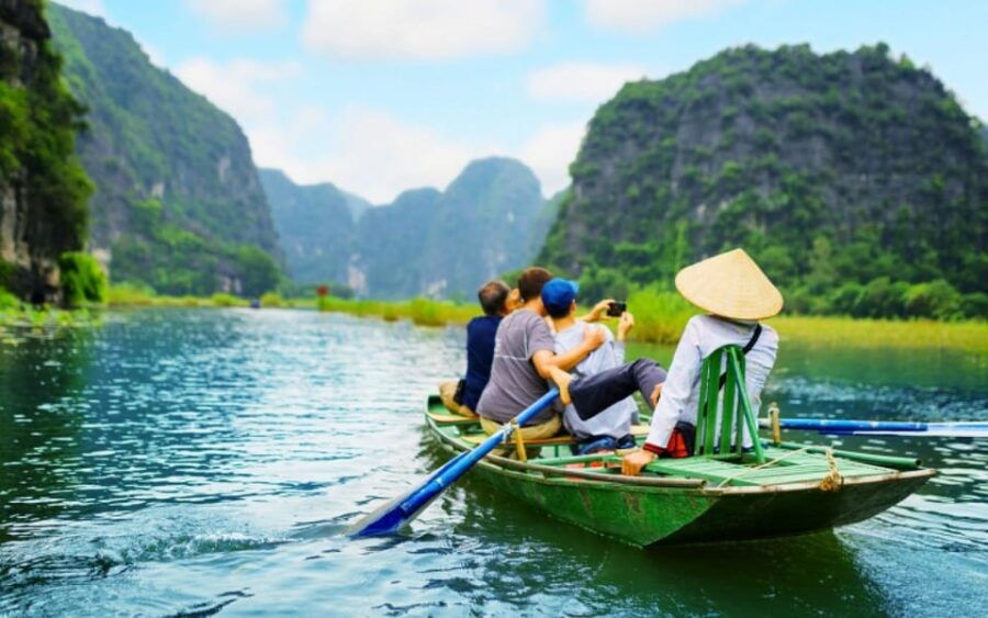 Hanoi – Hoa Lu – Trang an – Hang Mua 1 Day Tour Limobus