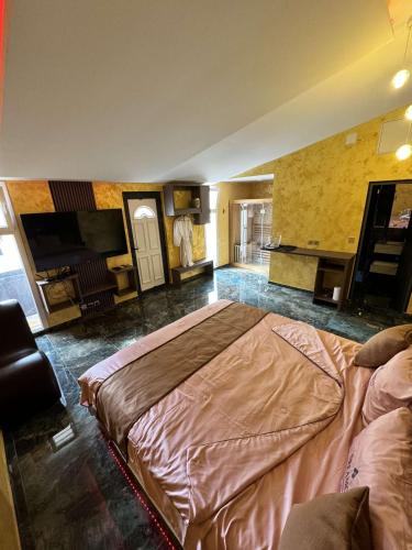 Honey Glow - Property Overview and Location