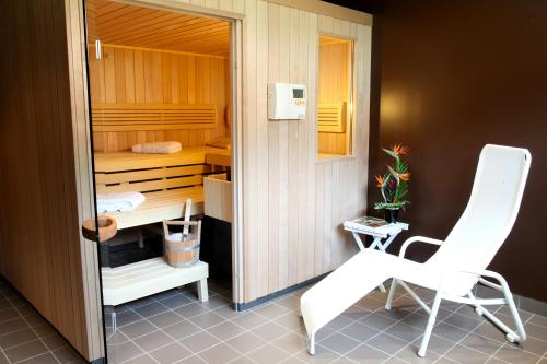 Hotel 202 - Overview and Location