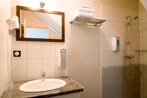 Hotel De La Gare - Hotel Overview and Location