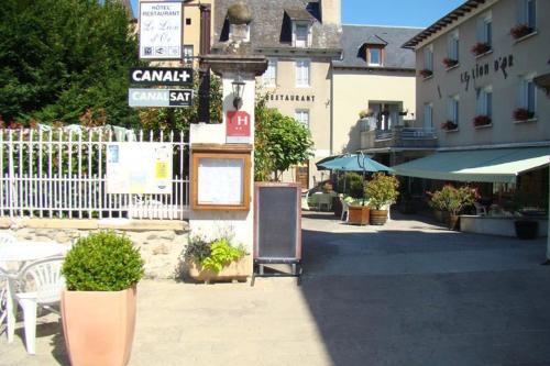 Hotel The Golden Lion - Location and Surroundings