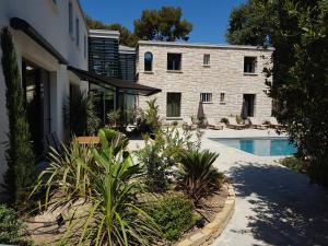 HPC Suites - Free Parking & Heated Pool - Property Overview