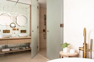 Jumeirah Saadiyat Island Abu Dhabi - Overview and Location