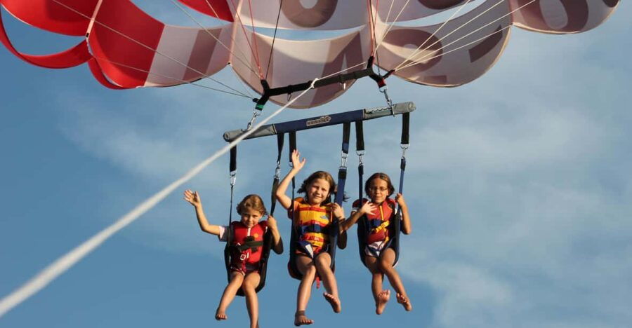 Kelowna: Early Bird Discount Parasailing Experience