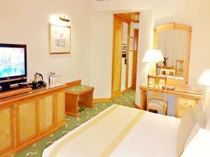 Knight Castle Hotel - Formerly Known as Carlton Palace Hotel - Hotel Location and Accessibility