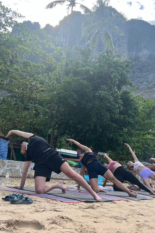 Krabi: Sunrise Yoga Balance Join-in Class