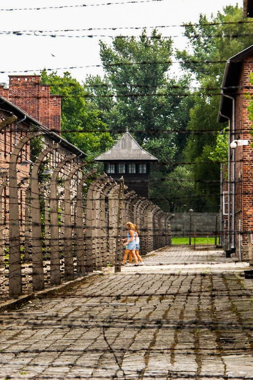 Krakow: Auschwitz-Birkenau Fully Guided Tour & Pickup Option