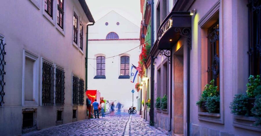 Krakow: Jewish Quarter and Former Ghetto Tour by Golf Cart