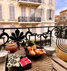 LIBERATION CENTER - PRIVATE Balcony - 24&7 RECEPTION - LUGGAGE STORAGE - Property Overview