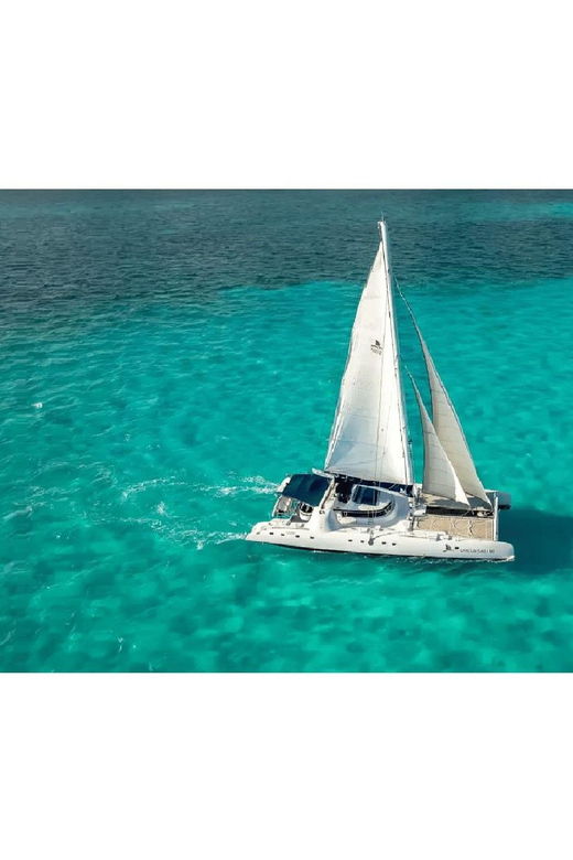 Luxury Catamaran Tour to Isla Mujeres (Lunch+Transportation)