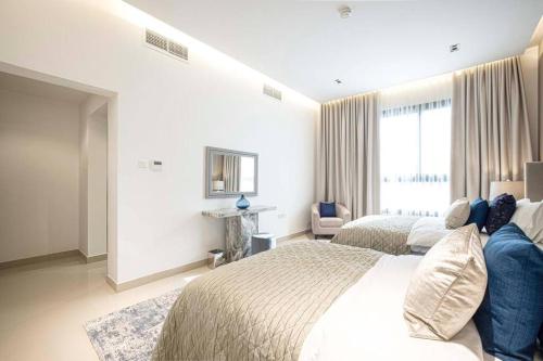 Luxury Villa 8 BR Sea and Mountain View With Infinity Pool - Al Dana Island Fujairah - Property Overview