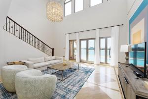 Maison Privee - Palm Jumeirah Beach Front XL Villa With Private Pool - Property Overview