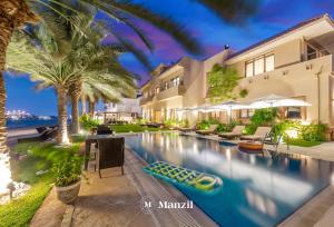 Manzil - Ultra Luxury 6BR Signature Villa With Pool, Theatre and Beach Access in Palm Jumeirah - Location and Accessibility