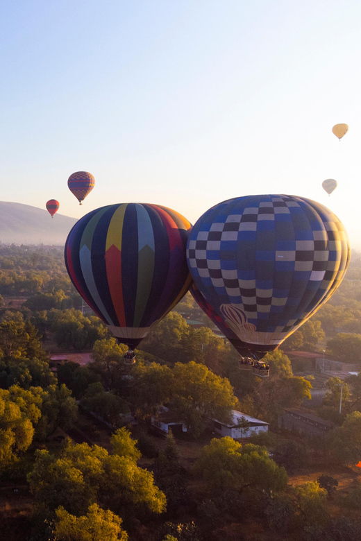 Mexico City: Ballon Flight + Breakfast + Guide in Pyramids