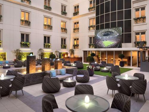 Mövenpick Hotel & Apartments Bur Dubai - Hotel Overview and Location