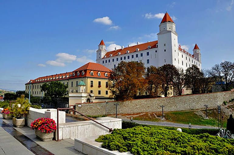 Neighboring in Bratislava: Full-Day Tour From Budapest