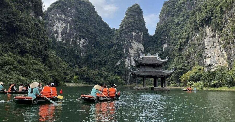 Ninh Binh : Hoa Lu, Trang An, and Mua Cave Day Tour