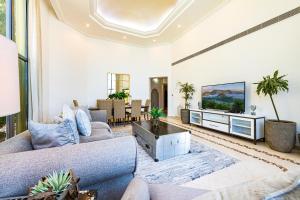 Palm Jumeirah Beachfront Private Pool Villa 5 BR & 1 Maids Room With Access to Beach - Property Overview