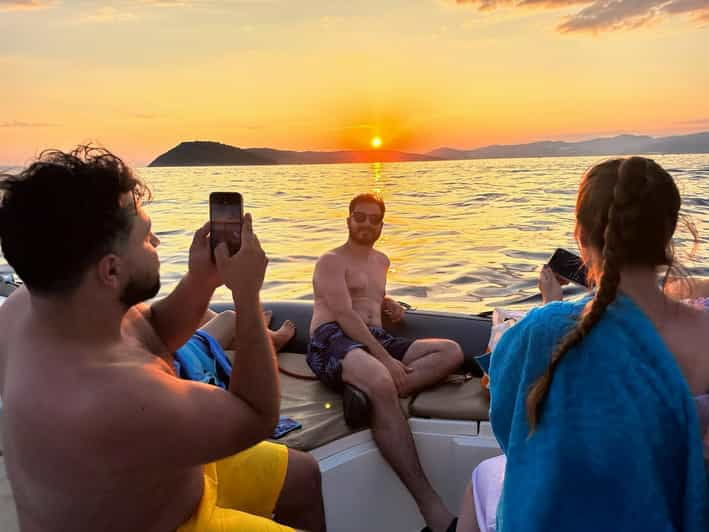 Private Sunset Boat Tour With Music and Wine