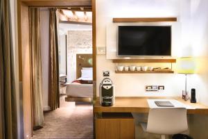 Select Hotel - Hotel Overview and Location