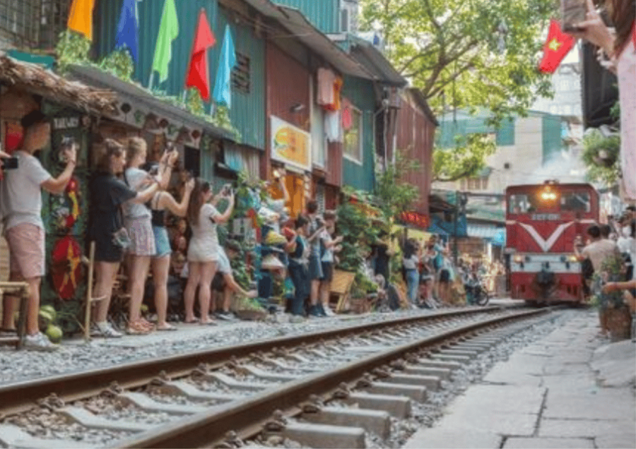 Tasting Vietnam Cuisine – Train Street