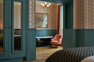 The Mitre, Hampton Court - Hotel Overview and Location