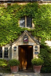The Slaughters Country Inn - Location and Accessibility