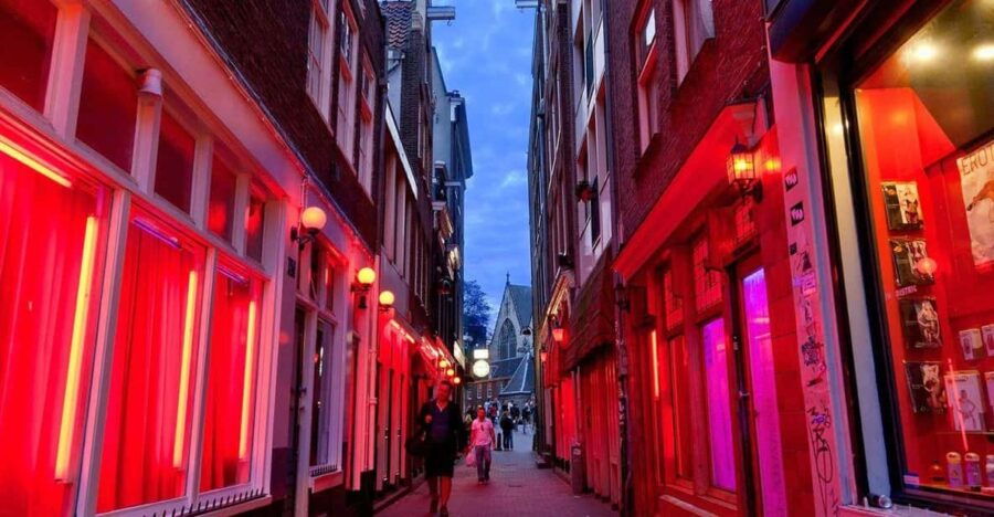 Unmasking Amsterdam’s Redlight District Spanish Walking Tour