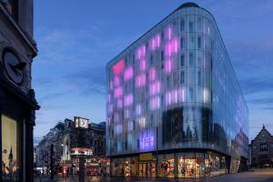 W London - Hotel Overview and Location