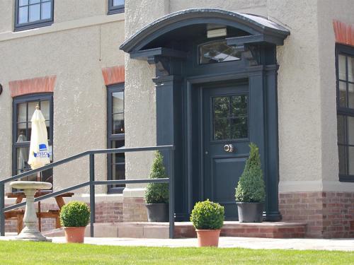 Woodberry Inn - Property Overview and Location