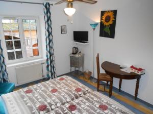 At the Castle's Fief - Facilities and Amenities