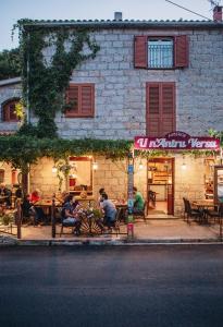 Auberge A Hidden Turn - Location and Accessibility