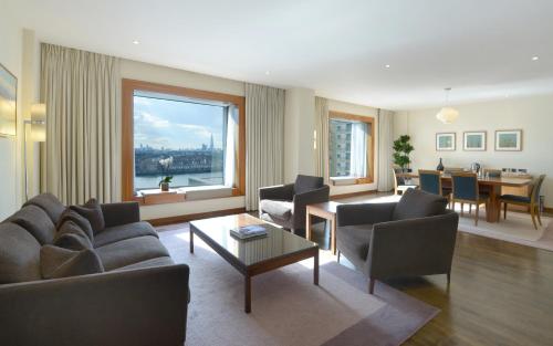 Canary Riverside Plaza Hotel - Guest Experience
