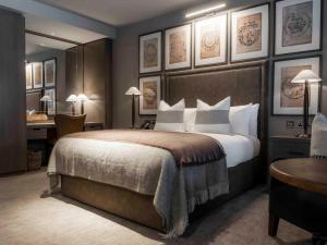 Dakota Leeds - Luxurious Room Features