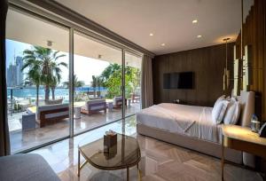 Five Palm Luxury Beach Villa With Private Pool, Panoramic Views, and Jacuzzi by Exclusive Holiday Homes - Guest Experience