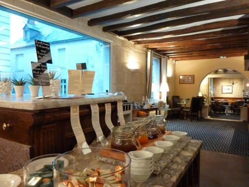 Hotel Grand Monarque - Location and Accessibility