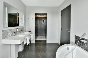 Hotel Joyet De Maubec - Accommodations and Amenities