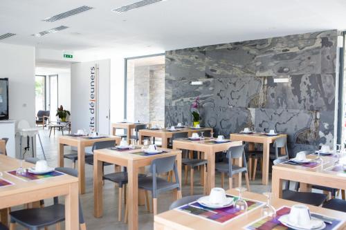 Hotel Restaurant Santiago - Facilities and Amenities