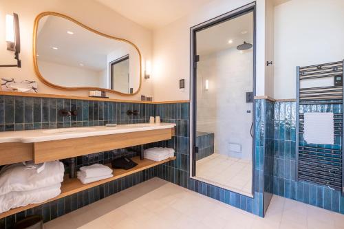 Hotel the Café De Paris - Accommodations and Amenities