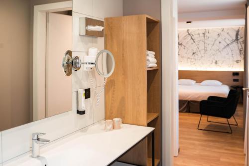 LAO Hotel & Restaurant The Golden Eagle - Location and Accessibility