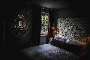 Le Petit Chateau & William De Percy - Accommodation Options