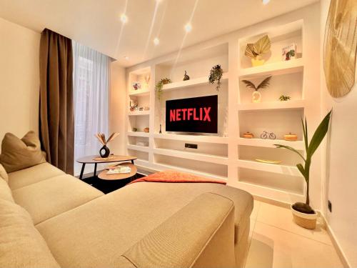 LIBERATION CENTER - PRIVATE Balcony - 24&7 RECEPTION - LUGGAGE STORAGE - Accommodation Features