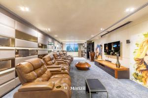 Manzil - Ultra Luxury 6BR Signature Villa With Pool, Theatre and Beach Access in Palm Jumeirah - Accommodation Features