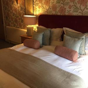 Platos - Accommodations and Facilities