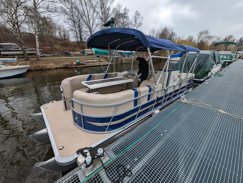Prague: Private Pontoon Sightseeing Cruise With Prosecco - Cruise Experience
