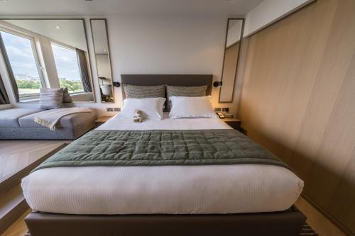 Royal Garden Hotel - Dining Options and Bars