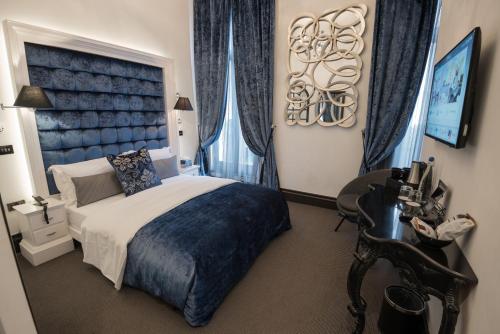 The Exhibitionist Hotel - Location Highlights