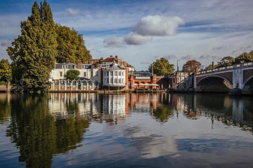 The Mitre, Hampton Court Review
